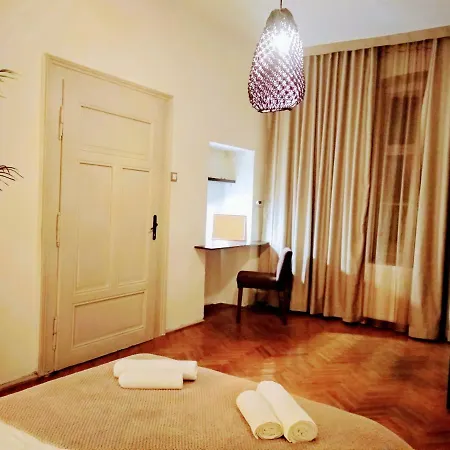 Charming Vintage Piata Sfatului Apartment Brasov